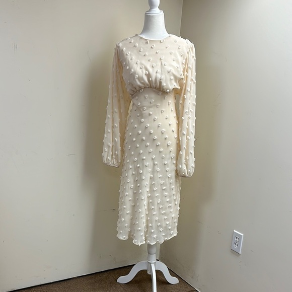 Chicwish Cream Sheath Dress with Bishop Sleeves and Crew Neck - Picture 1 of 4